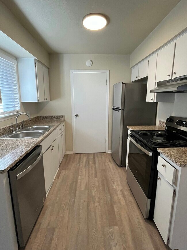 Building Photo - 909 Betsy Ross Dr