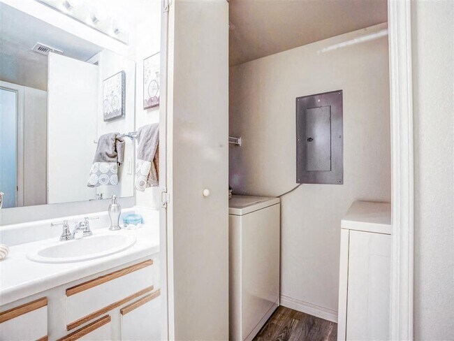 Building Photo - Riverside Park Apartments