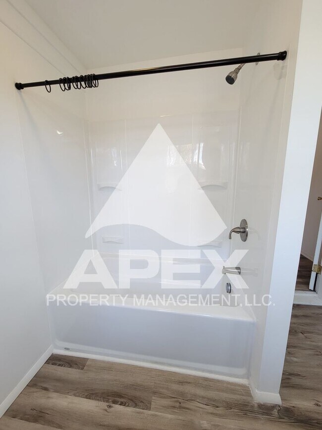 Building Photo - Charming 3Bd/2 Ba Renovated Craftsman Style Home in the Heart of Alcoa!