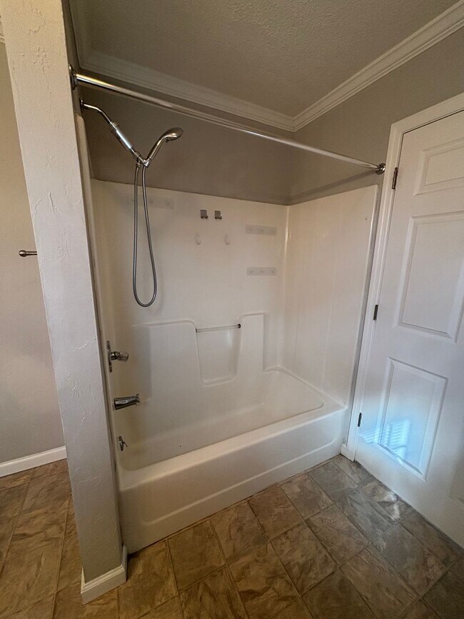 Building Photo - Updated 3bd/2bth home with Remodeled Maste...