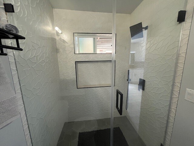 Shower - 2831 S Bedford St
