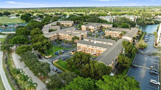 Building Photo - 6255 SW Kendale Lakes Cir