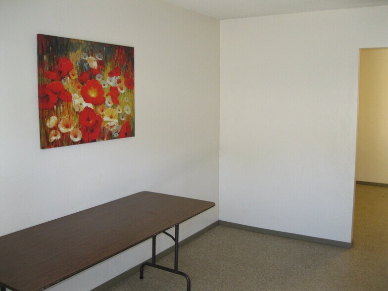 Building Photo - 633 N Fig St