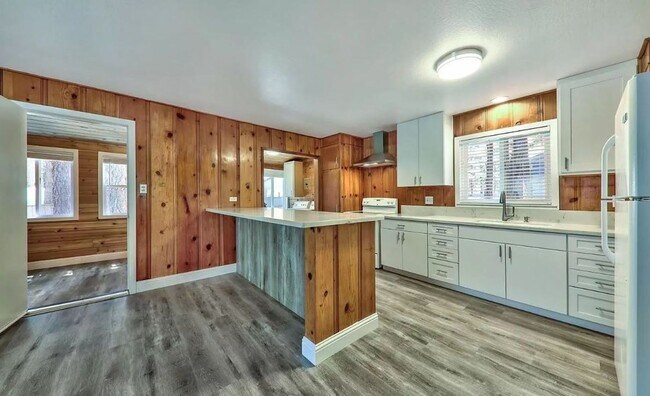 Building Photo - *LONG TERM RENTAL*