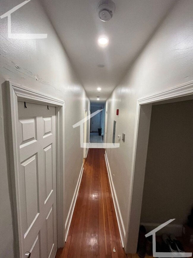 Building Photo - Nicely Priced 4-bed, 2-bath Mission Hill Apartment