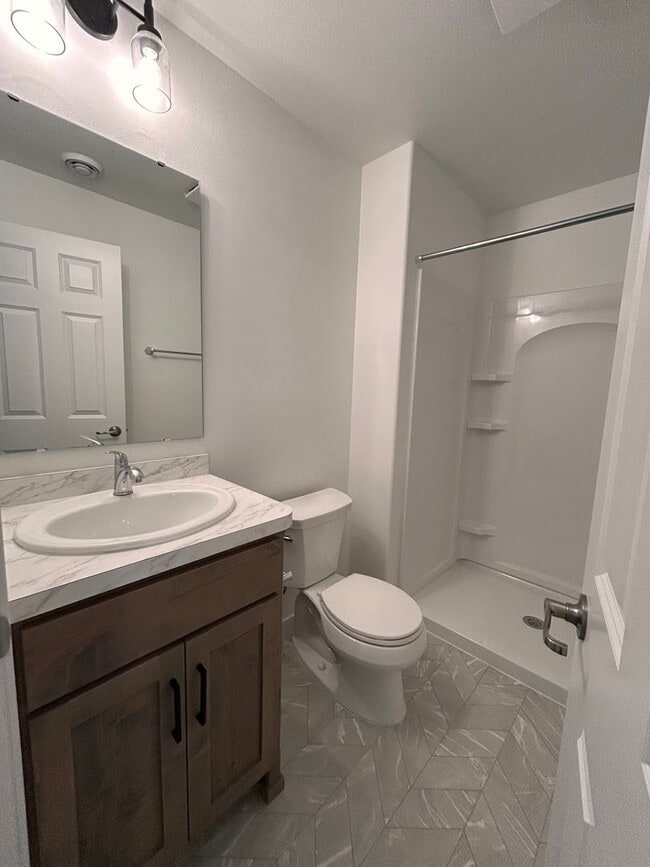 Building Photo - 3 Bed 3 Bath TownHome