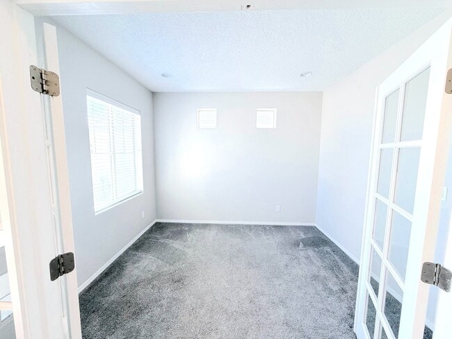 Building Photo - Modern 3 Bedroom Los Lunas Home with Refrigerated Air. Near I-25!