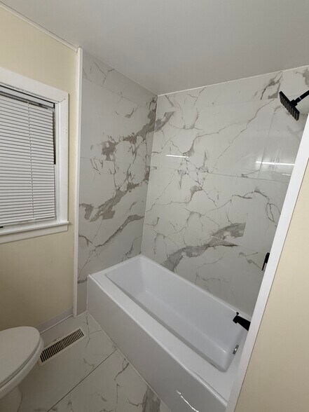 Building Photo - 116 S Hammes Ave