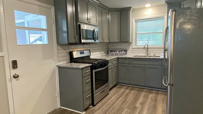 Building Photo - 403 Parkwood Dr