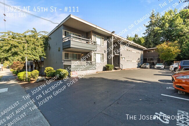 Building Photo - 3925 NE 45th St
