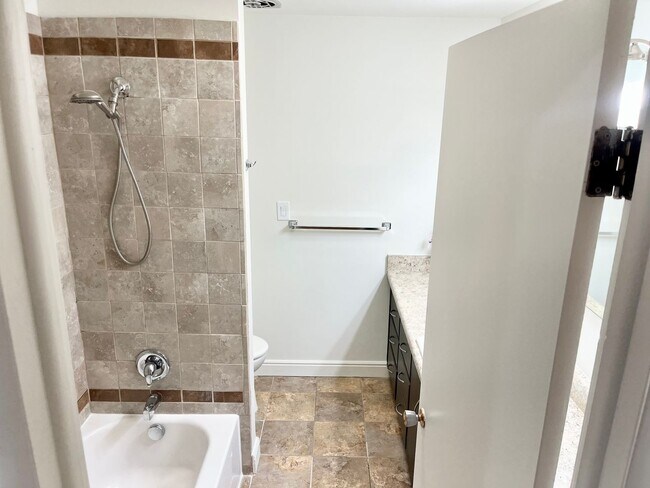 Building Photo - Beautiful 5 Bedroom, 3 Bathroom Family Home in Cottonwood Heights