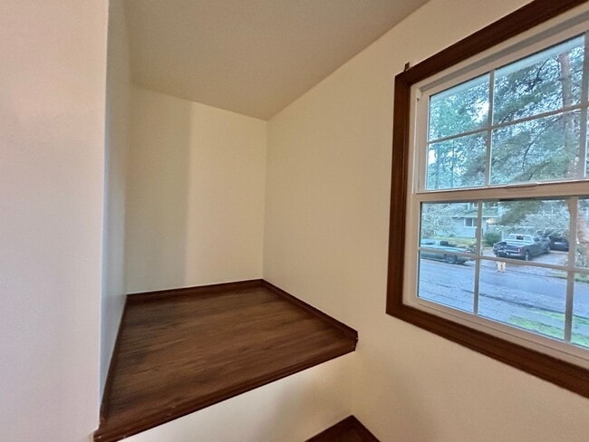 Building Photo - Timeless 5 Bed, 2.5 Bath Home - SW Beaverton