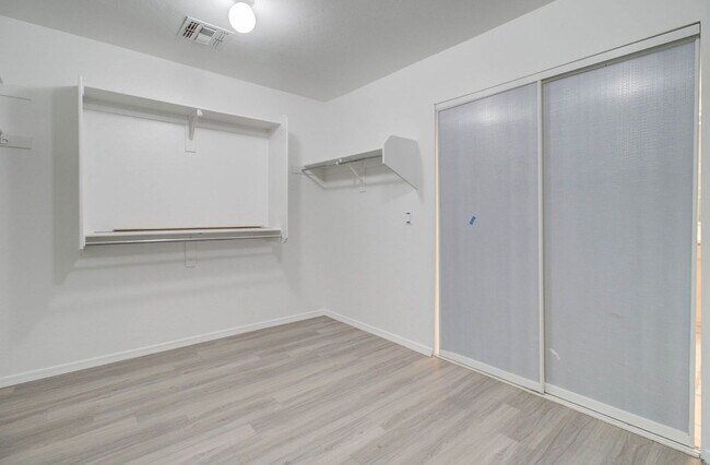 Building Photo - 2026 E County Down Dr