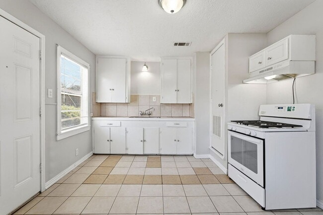 Building Photo - 729 13th Ave N