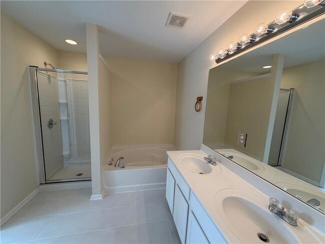 Building Photo - 4680 Creekside Villas Way