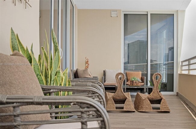 Building Photo - 848 Brickell Key Dr