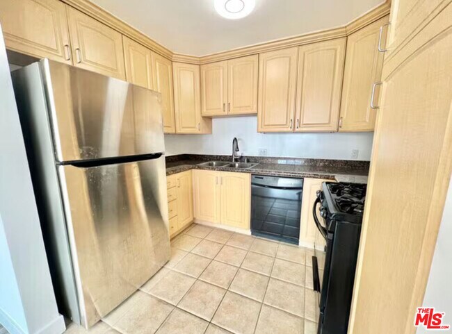 Building Photo - 468 S Roxbury Dr