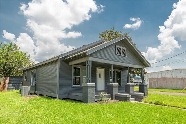 Building Photo - 200 W James Ave