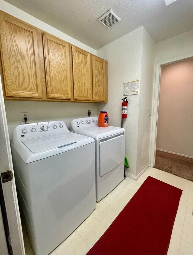 Building Photo - West-Flagstaff House (Aspen Trails)- 3 Bed, 2 Bath, 2 Car Garage Home -Students & Dogs OK! Avail....