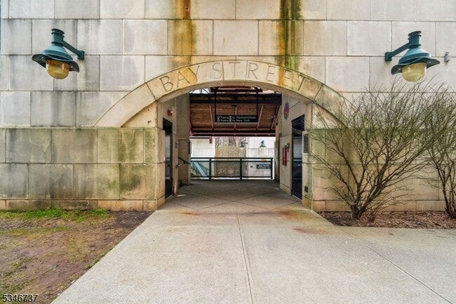 Building Photo - 44 Elm St