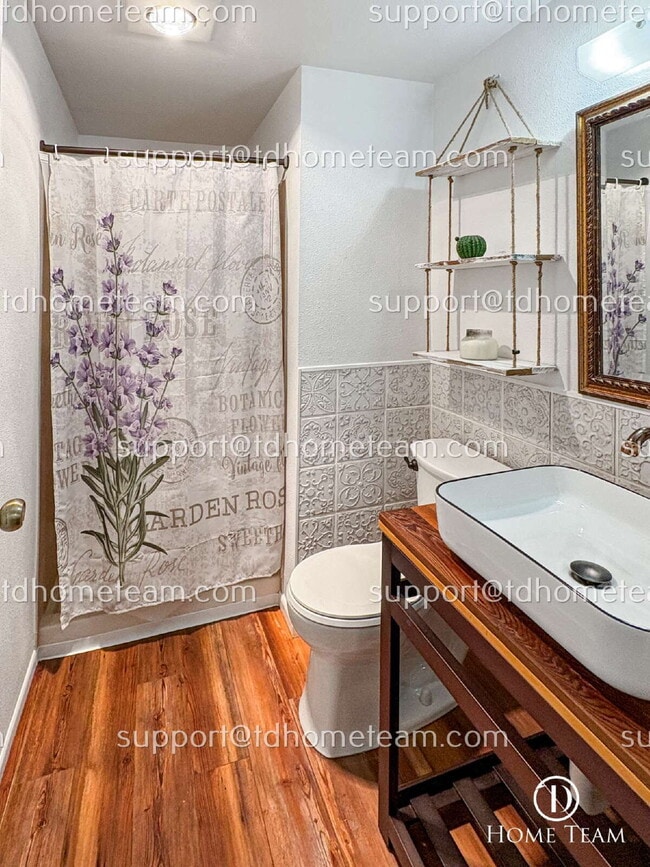 Building Photo - "Charming 3-Bed Bothell Home with Granite Touches, Cozy Fireplace, and Gleaming Hardwood Floors!"