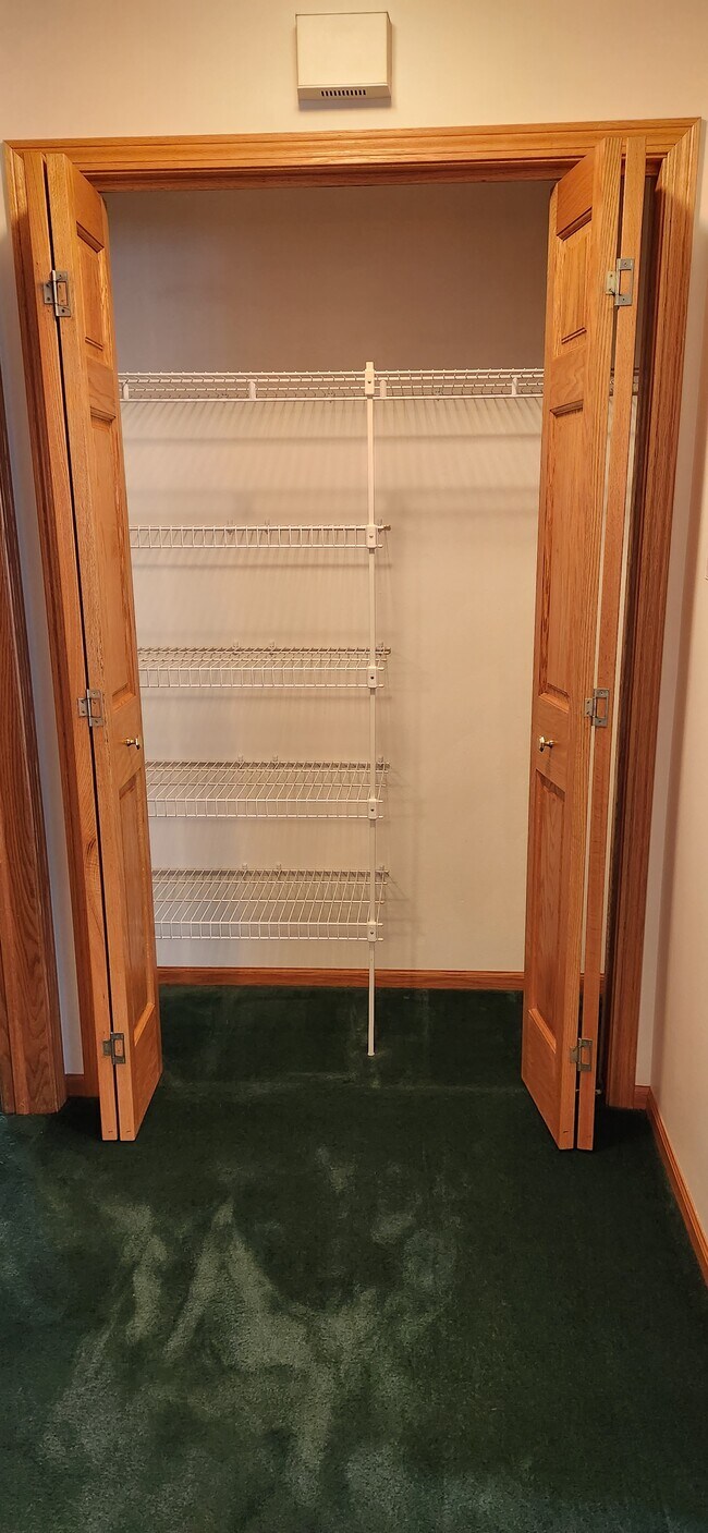 extra closet space - 4415 State St