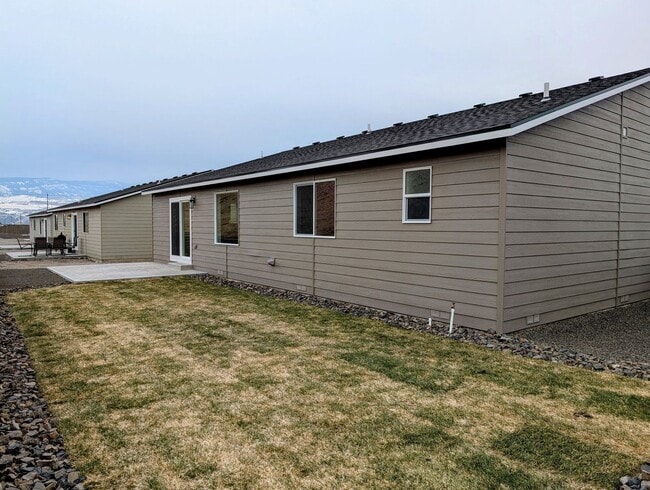 Building Photo - **New Construction** FOUR Bedroom House for Rent in Eastmont School District!