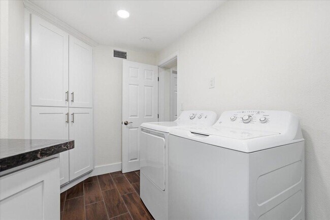 Building Photo - 38466 N Basin Rd