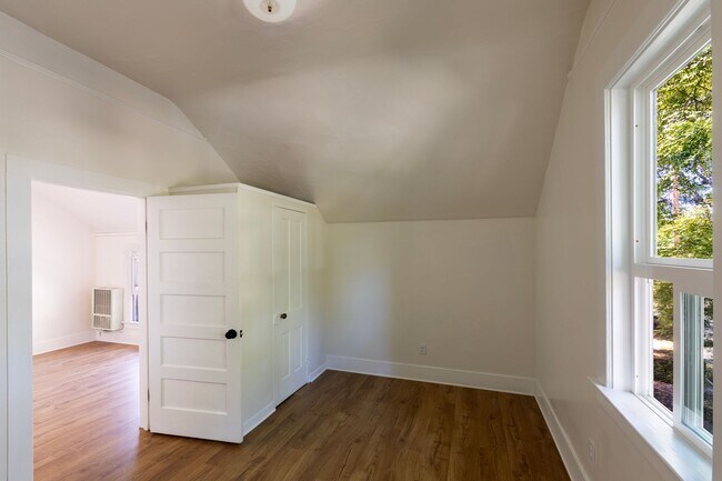 Building Photo - 214 W Ortega St