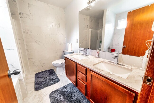 Building Photo - Lynnwood Home