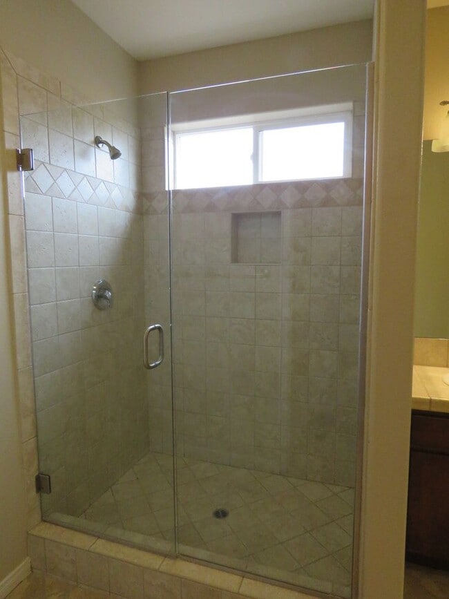 Building Photo - Beautiful 3/2 in the heart of JT!