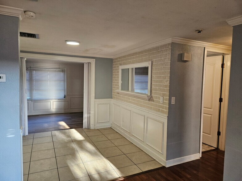Building Photo - 11205 Meadow Dr