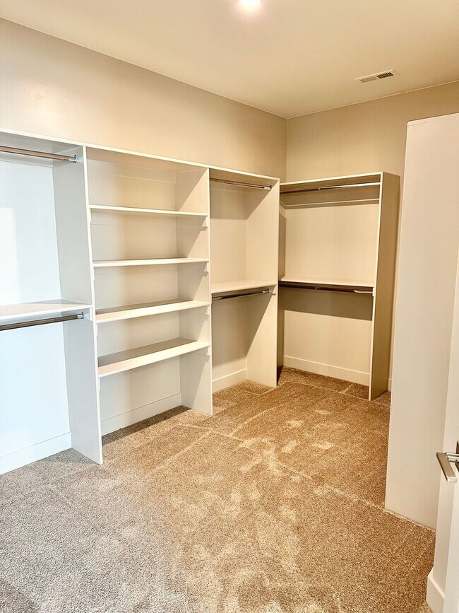 Building Photo - 4 Bed Desert Color Home!