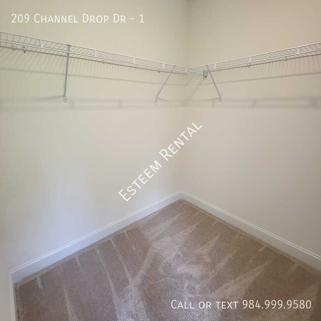 Building Photo - 209 Channel Drop Dr