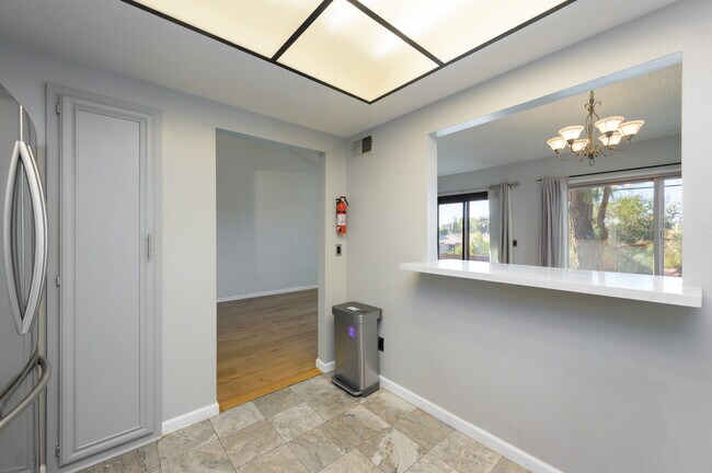 Building Photo - 6716 Clybourn Ave