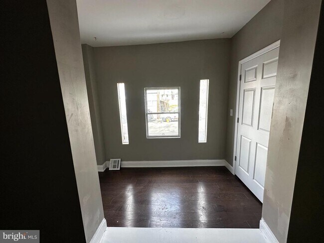 Building Photo - 6142 Larchwood Ave