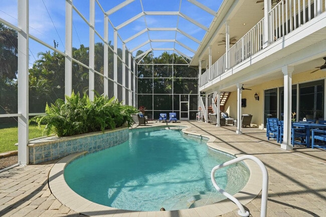 Building Photo - 3011 Pine Tree Dr