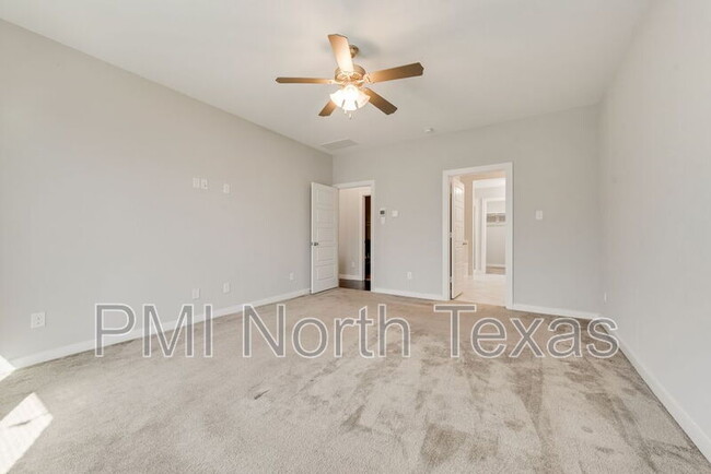 Building Photo - 1900 Spoonbill Dr