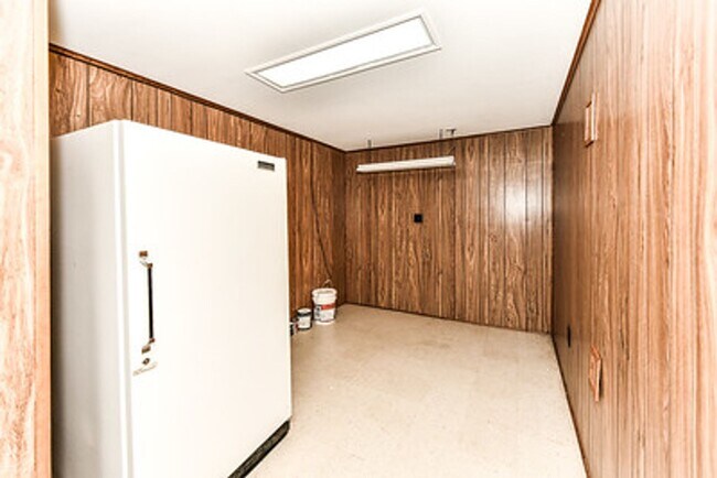 Building Photo - Spacious 4 Bed 2/2 Bath Home with Park-Lik...