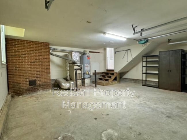 Building Photo - 114 Barclay Crescent