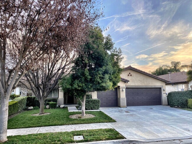 Building Photo - 6245 W Whitley Ave