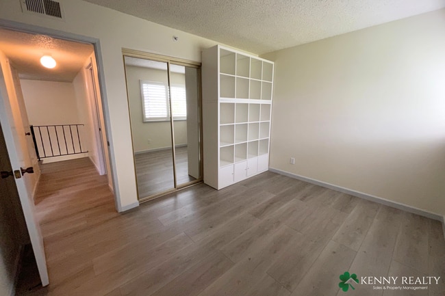 Building Photo - Updated 3 Bedroom Condo in South San Francisco