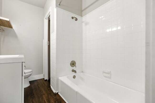 Building Photo - 616 W Maple St