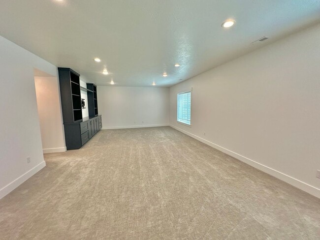 Building Photo - Gorgeous 5 Bed 3.5 Bath Home at Daybreak I...