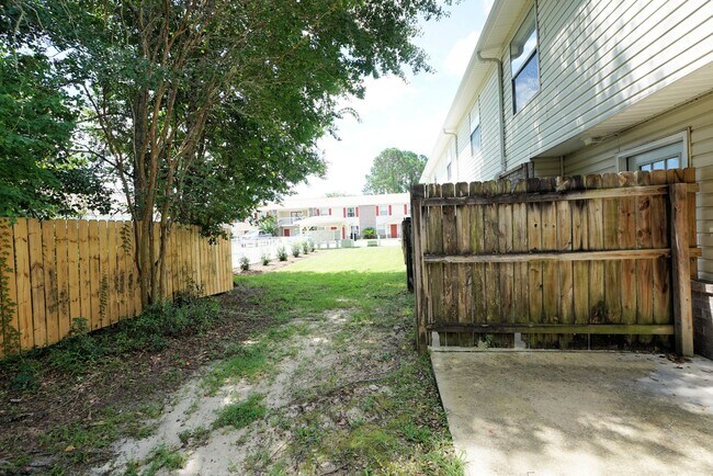 Building Photo - Two bed townhome in Bluewater with a Commu...