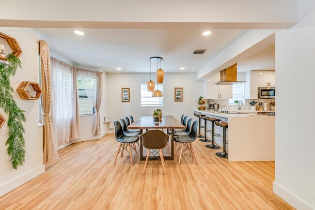 Building Photo - 1814 NW 14th Ave