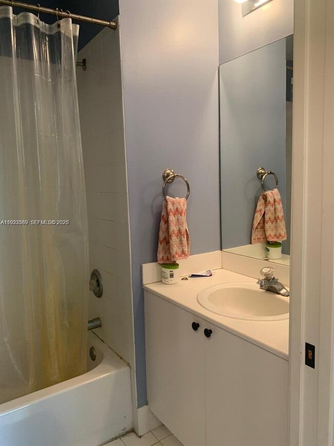 Building Photo - 390 City View Dr