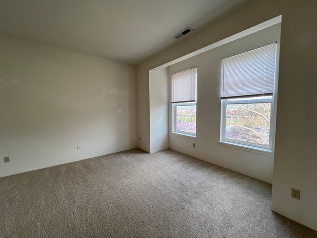 Building Photo - Bright and charming two bedroom townhome i...