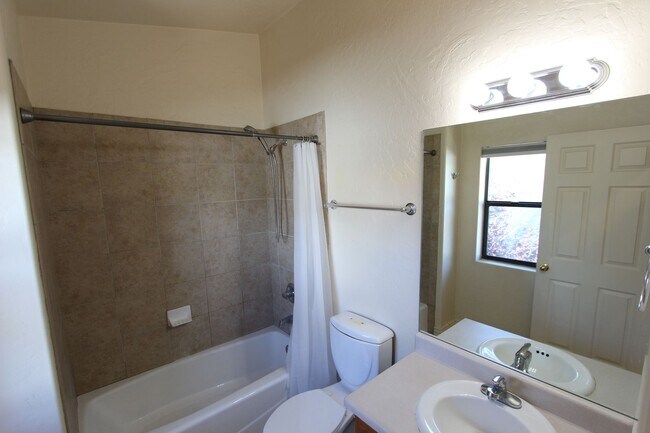 Building Photo - 1478 E Ivy Ln