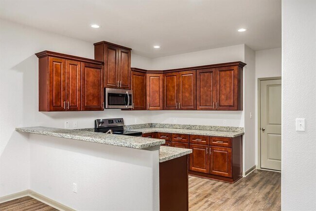 Building Photo - 910 Shady Ln